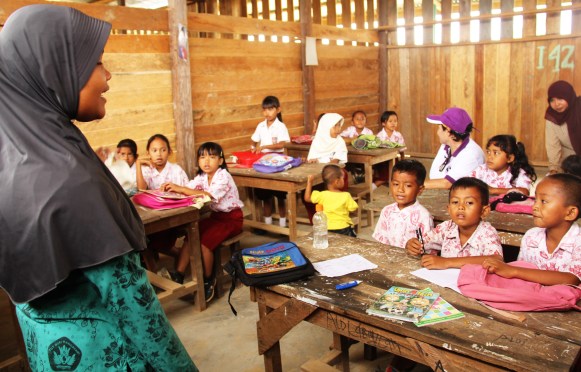 Bu Rahmi dan para murid kelas I SDN Filial 001 Tabur Lestari. 