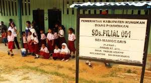 Sebagian murid SD Filial 001 Tabur Lestari. Kedatangan tim Ekspedisi Indonesia 4X4 jadi hiburan tersendiri. novi abdi/ekspedisi indonesia 4X4