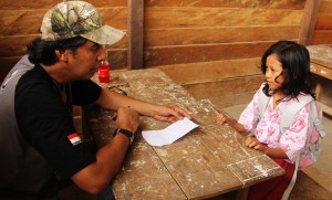 dr Reza Kamal SPOG memeriksa Nur, murid kelas IV.  Hasilnya, Nur dapat resep vitamin pinter matematika. novi abdi/ekspedisi indonesia 4X4