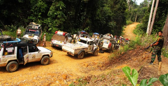 Praka Reza di depan Pos Sinyal, mengawasi mobil-mobil Tim Ekspedisi Indonesia 4X4 yang baru tiba. novi abdi/ekspedisi indonesia 4X4