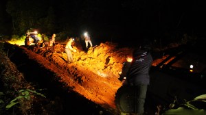 Setelah semua terhubung, mobil-mobil bergerak bersama dengan lebih cepat. novi abdi/ekspedisi indonesia 4X4