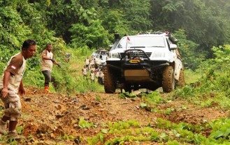 Vendry Kamil, kiri, memeriksa jalan (scouting) untuk Toyota Hilux Tim Aceh-Jakarta. novi abdi/ekspedisi indonesia 4X4 