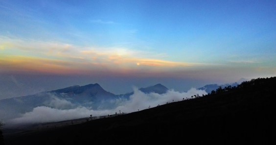 Senja di langit timur dari lereng Rinjani dekat Pos 4. ASUS ZENFONE 6/novi abdi/Antara 
