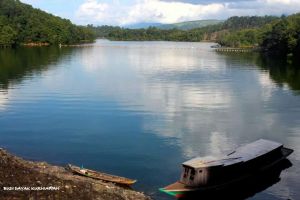 Danau Riam Kanan, di kejauhan adalah Bukit Batas, bagian dari Pegunungan Meratus.