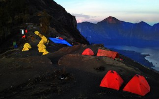 "Perkampungan" di Plawangan Sembalun di pagi hari. Sebagian penghuninya berada dalam perjalanan pergi dan pulang ke Puncak Rinjani. ASUS ZENFONE 6/novi abdi 