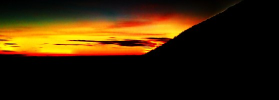 Warna-warna semburat di langit timur di depan siluet Gunung Rinjani. ASUS ZENFONE 6/novi abdi 