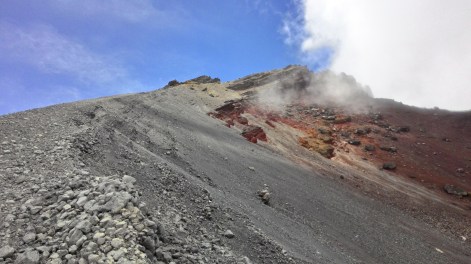 Puncak Rinjani dari awal tanjakan krakal. ASUS ZENFONE/novi abdi 