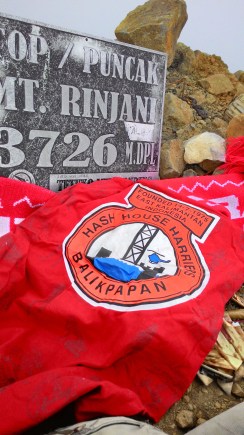 Logo Balikpapan Hash House Harriers--dan di bawahnya syal Barito Putera. ASUS ZENFONE 6/novi abdi