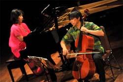 Ary Sutedja dan Asep Hidayat dalam konser musik klasik Bicentennial Chopin di Gedung Kesenian Jakarta, 10 Maret 2010. (ANTARA News/Fanny Octavianus--hehehe, saya pinjam foto dari kantor).