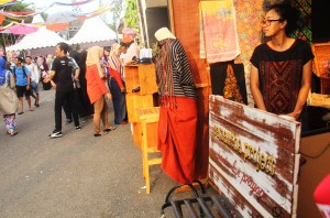 Atha di kios jahitnya di pameran di Mal Balikpapan Baru. 